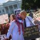 Demonstran berpakaian seperti Putra Mahkota Arab Saudi Pangeran Mohammed bin Salman dan Presiden AS Donald Trump (tengah) berpura-pura berciuman di luar Gedung Putih di Washington, DC, pada 19 Oktober 2018, menuntut keadilan atas hilangnya jurnalis Saudi, Jamal Khashoggi. (Foto: AFP)