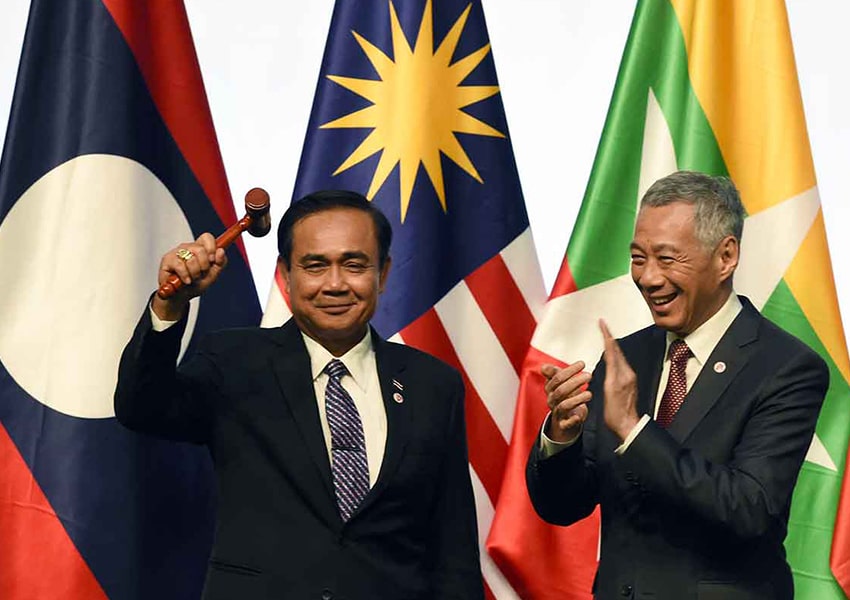 Perdana Menteri Singapura Lee Hsien Loong bertepuk tangan saat Perdana Menteri Thailand Prayut Chan-o-cha memegang palu saat upacara penutupan KTT ASEAN ke-33 di Singapura pada 15 November 2018. (Foto: AFP Photo/Roslan Rahman)