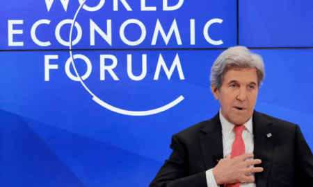 John Kerry di Davos: ‘Donald Trump Harus Mengundurkan Diri’