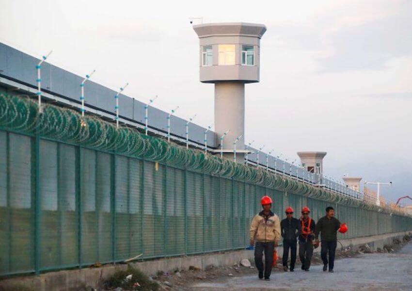 Seorang Wanita Uighur Ceritakan Kehidupan Kamp Pendidikan Ulang di Xinjiang
