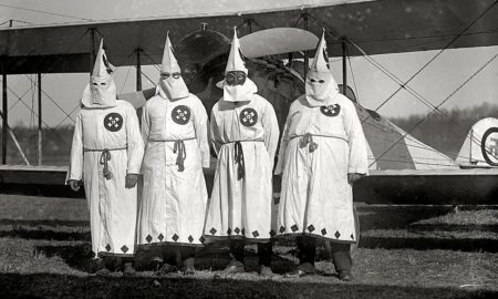 Para anggota Ku-Klux-Klan akan berangkat dengan lektur yang tersebar di pinggiran Virginia Washington selama parade Klan. (Foto: Wikimedia Commons)