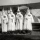 Para anggota Ku-Klux-Klan akan berangkat dengan lektur yang tersebar di pinggiran Virginia Washington selama parade Klan. (Foto: Wikimedia Commons)