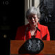 Mundurnya Theresa May Takkan Selesaikan Kemelut Brexit