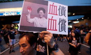 Militer China atau Diktator Carrie Lam: Demonstran Hong Kong Pilih Mana?