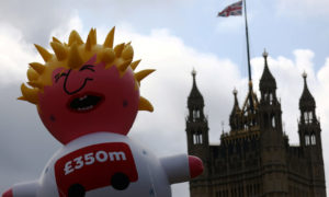 Bawa Balon Tiup Boris Johnson, Warga London Demonstrasi Tolak Brexit