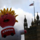 Bawa Balon Tiup Boris Johnson, Warga London Demonstrasi Tolak Brexit