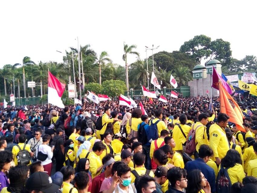 Protes UU Ngawur, #GejayanMemanggil Hingga Mahasiswa Duduki Gedung DPR