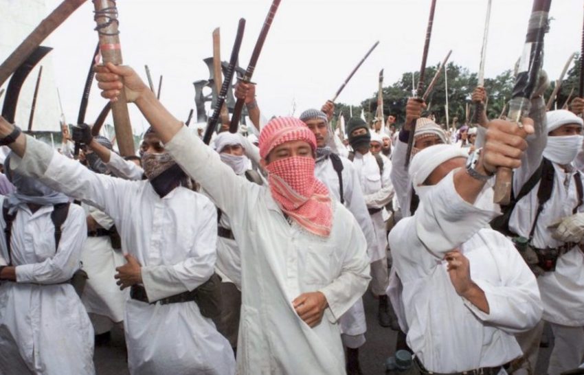 Kelompok ekstremis Islam Indonesia yang bertujuan memerangi kelompok minoritas Muslim yang dianggap para pengunjuk rasa sebagai kaum sesat.