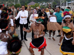 Jokowi Resmikan Jembatan Senilai Rp1,8 T di Papua