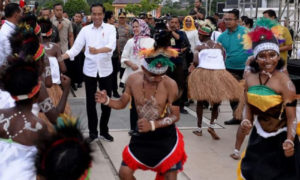 Jokowi Resmikan Jembatan Senilai Rp1,8 T di Papua