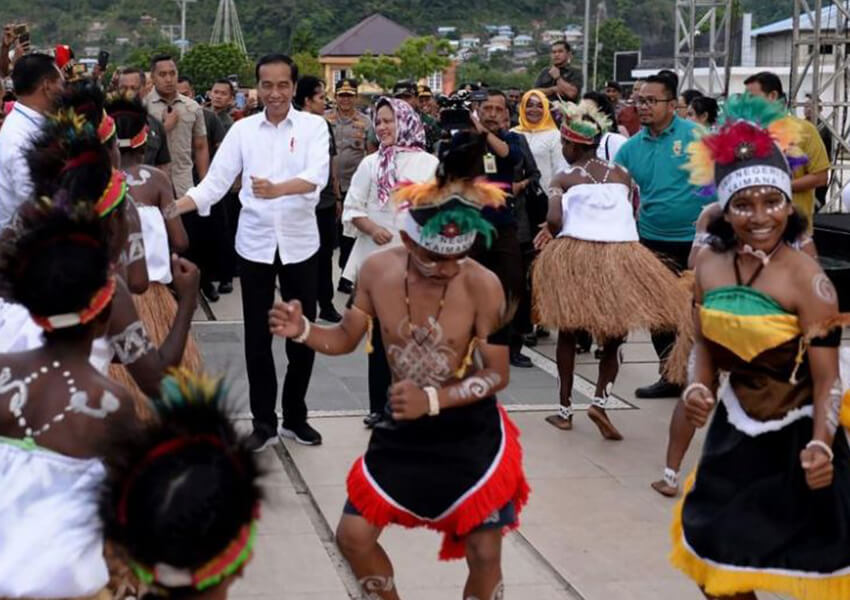 Jokowi Resmikan Jembatan Senilai Rp1,8 T di Papua