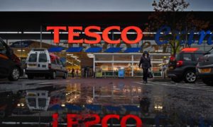 Tesco Tarik Penjualan Kartu Natal Usai Temukan Bukti Kerja Paksa China