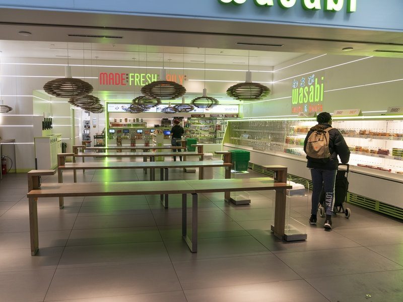 Seorang pelanggan berbelanja di Wasabi Store di Penn Station di New York, Amerika Serikat, Senin, 16 Maret 2020. Bisnis makanan dihimbau untuk menyajikan pesanan untuk dibawa pulang dan bukan dimakan di tempat sebagai salah satu upaya mencegah penyebaran virus corona baru. 