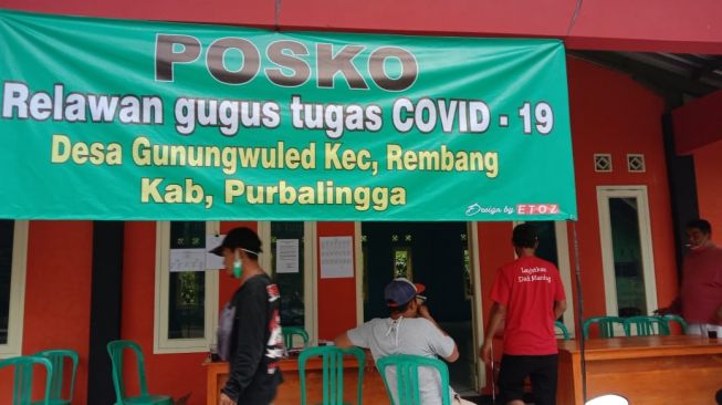 Posko relawan gugus tugas COVID-19 Desa Gunungwuled, Kecamatan Rembang, Kabupaten Purbalingga, Jawa Tengah.
