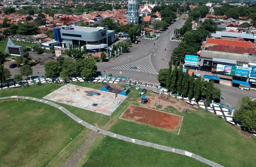 Pemandangan tampak atas alun-alun Kota Tegal, Jawa Tengah yang tampak sepi pada Minggu, 22 Maret 2020. Pemkot Tegal telah menutup akses jalan menuju kota sebagai upaya pemberlakuan local lockdown.