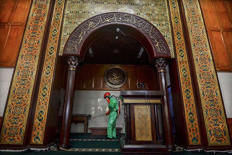 Pemerintah daerah setempat mengerahkan Tim Crisis Center COVID-19 Kota Tasikmalaya menggunakan APD berupa jas hujan plastik menyemprotkan cairan disinfektan di berbagai tempat seperti Masjid Agung Kota Tasikmalaya, Jawa Barat, Rabu, 18 Maret 2020.