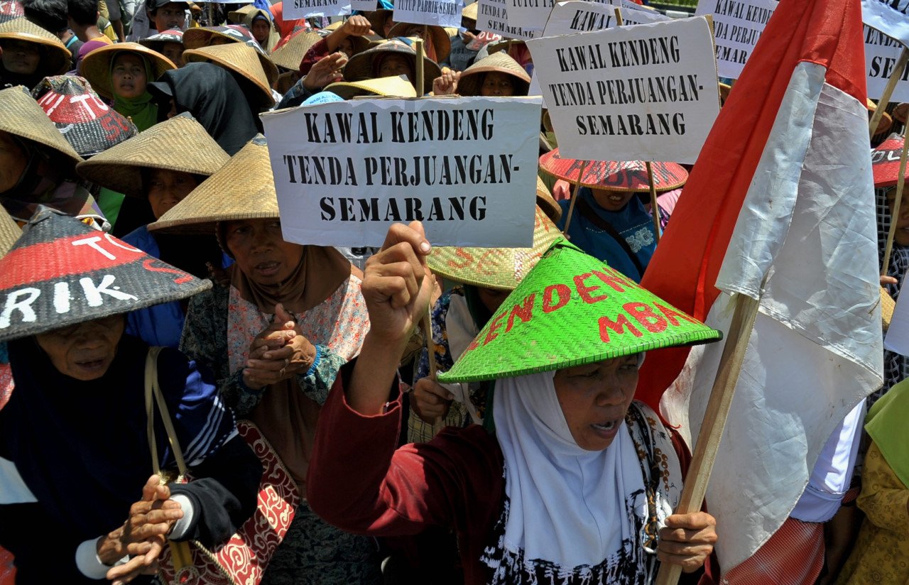 Terlanjur Gelontorkan 5 Triliun, Pabrik Semen Kendeng Jalan Terus (konflik petani kendeng)