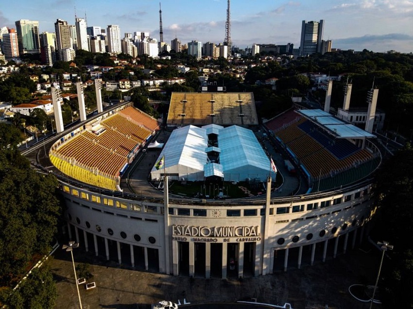 Stadion sepak bola dan area konser Pacaembu Stadium di Sao Paulo, Brazil telah digunakan sementara menjadi lokasi rumah sakit darurat dengan 200 ranjang bagi pasien COVID-19. Sejumlah musisi ternama dunia seperti Paul McCartney dan The Rolling Stones pernah di tampil di stadion tersebut. 