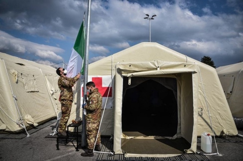 Di rumah sakit darurat di Crema, Lombardy, para petugas medis berjuang untuk menangani pasien COVID-19. 