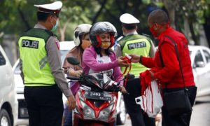 COVID-19 Indonesia: Saat Pusat dan Daerah Tak Satu Suara