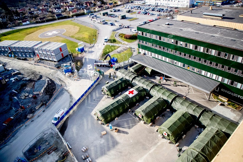 Pemandangan tampak atas rumah sakit darurat militer yang dibangun di daerah rumah sakit Ostra Sjukhuset, bagian dari rumah sakit Universitas Shalgrenska, di Gothenburg, Swedia, Selasa, 24 Maret 2020. Rumah sakit darurat dengan 20 unit perawatan intensif itu akan membantu merawat pasien COVID-19. 