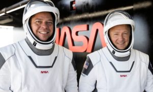 Momen Bersejarah: Pesawat SpaceX dan Dua Astronot Berlabuh di Stasiun Luar Angkasa