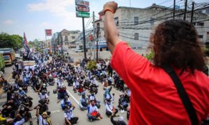 Massa berunjuk rasa menolak RUU Cipta Kerja di kawasan Jatiuwung, Tangerang, Banten pada Senin, 5 Oktober 2020.