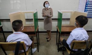 Corona Tetap Menggila, Vaksinasi di Sekolah Bukan Solusi