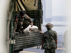 Pasukan tentara memindahkan karung pasir ke Balai Kota Yangon pada Senin, 1 Februari 2021 menyusul kudeta militer